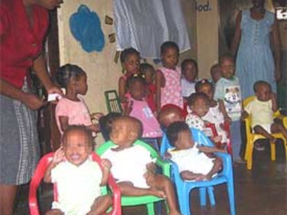 Niños asignados para su adopción por familias españolas, el jueves en el orfanato Hogar de la Esperanza, en Puerto Príncipe.