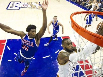 LeBron James e Joel Embiid.