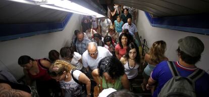 Escaleras de acceso a los andenes de la línea 1 en Sol.