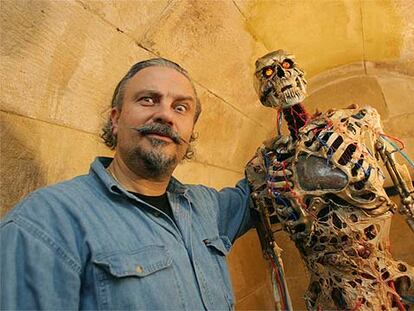 El cineasta y experto en efectos especiales Sergio Stivaletti posa con una de las creaciones que presenta en su exposición.