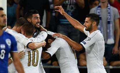Los jugadores italianos celebran el primer tanto de Pellé.