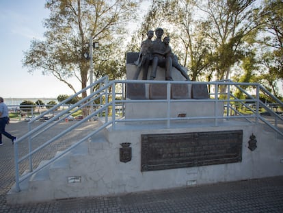 El monumento dedicado a la afición del Recreativo de Huelva ubicado en un acceso del estadio Nuevo Colombino.