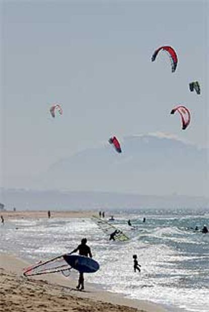La playa de Los Lances, cerca de Tarifa, es una de las preferidas para iniciarse en la modalidad del kite-surf.