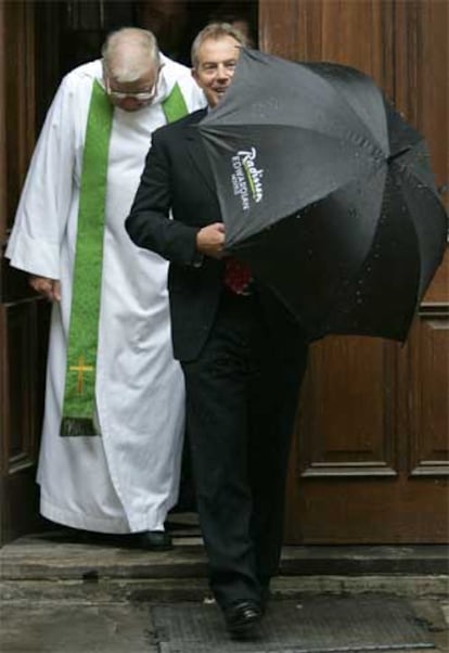 Tony Blair sale de la iglesia de Santa Ana después de asistir al servicio religioso celebrado ayer en Manchester.