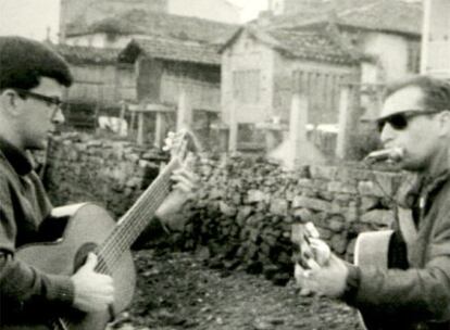 Benedicto y Xavier del Valle en Combarro, en 1968. La fotografía pertenece al archivo de Benedicto García.