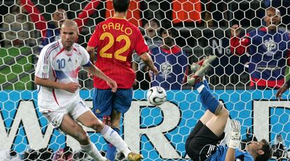 En el Mundial de Alemania, en 2006, Francia recuperó su mejor versión pese a presentar un equipo de capa caída y plagado de veteranos. En la ronda de octavos, España se adelantó por medio de Villa, pero antes del descanso Franck Ribèry se marchó con habilidad y batió por raso a Iker Casillas. Después, Zidane y Vieira, integrantes de la generación bicampeona en 1998 y 2000, redondearon la victoria francesa.