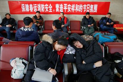 Tailandia encabeza la lista de los destinos preferidos por los chinos, seguido de Japón y EEUU, si bien las visitas a Europa también están en aumento. En la imagen, varios pasajeros descansan en una estación de Pekín esperando la salida de su tren.