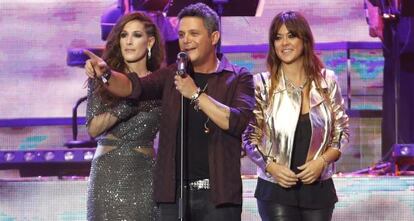 Malú, Alejandro Sanz e India Martínez, durante el concierto del 25 aniversario de Cadena dial.