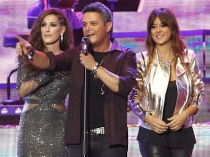 Malú, Alejandro Sanz e India Martínez, durante el concierto del 25 aniversario de Cadena dial.