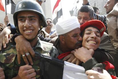 Un <i>fellah</i> (campesino) celebra con dos soldados el discurso de Sharaf en El Cairo.