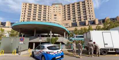 El Ministerio de Defensa, a instancias del Gobierno de Aragón, ha comenzado a desplegar un dispositivo de triaje avanzado y hospitalización temporal en el parking de urgencias del hospital Clínico Universitario de Zaragoza.