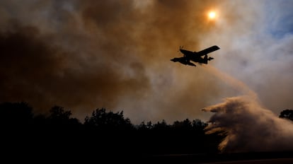 Un avión lanza agua para apagar las llamas en Freixiosa, Portugal, este martes.