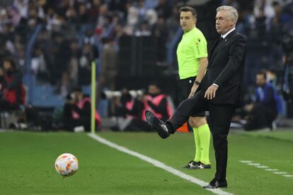El entrenador italiano del Real Madrid, Carlo Ancelotti, golpea el balón durante el partido.
