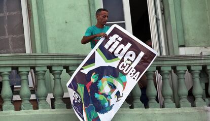 Homem segura cartaz com imagem de Fidel em Havana.