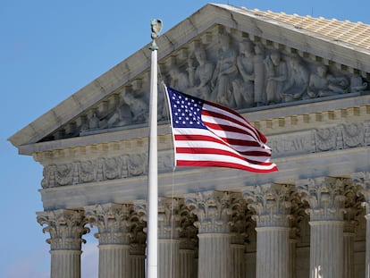 Una bandera de Estados Unidos, en la Suprema Corte.