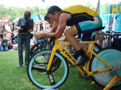 El ciclista Lance Armstrong durante un calentamiento con su equipo.