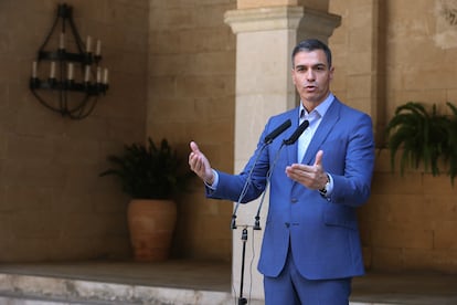 Pedro Sánchez, sin corbata, comparece tras su reunión con el rey Felipe VI, en el palacio de la Almudaina (Mallorca), el pasado 2 de agosto de 2022.