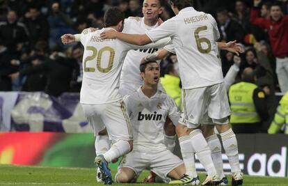 Los jugadores del Madrid se abrazan a Cristiano tras su gol del sábado al Sporting.