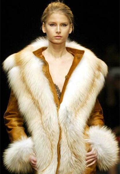 Una modelo luce una de las creaciones de Paco Rabanne.