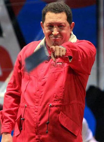 El presidente de Venezuela, Hugo Chávez durante su mitin en el estadio de fútbol del club Ferrocarril Oeste, de Buenos Aires