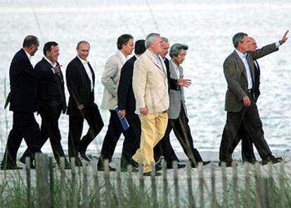 De izquierda a derecha, los líderes del G-8 reunidos ayer en Sea Island: el presidente francés, Jacques Chirac; el canciller alemán, Gerhard Schröder; el presidente ruso, Vladímir Putin; el primer ministro británico, Tony Blair; el presidente de la Comisión Europea, Romano Prodi; el primer ministro de Irlanda, Bertie Ahern; el primer ministro de Canadá, Paul Martin; el primer ministro japonés, Junichiro Koizumi; el presidente de EE UU, George W. Bush<b>,</b> y el primer ministro de Italia, Silvio Berlusconi.