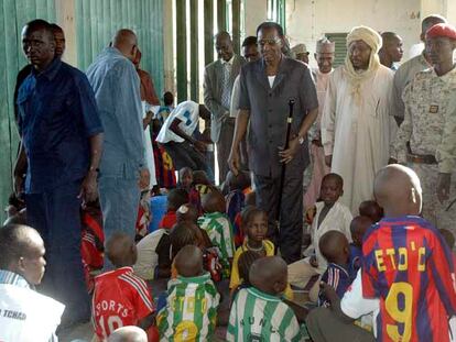 El presidente de Chad, Idriss Déby (en el centro, con bastón), durante su visita a los 103 niños.