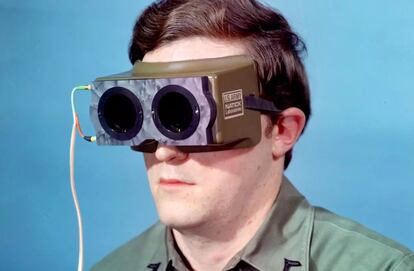 Gafas de protección con flash deslumbrante, un prototipo del ejército estadounidense de 1974, expuesto en la muestra 'Fashion Army' de los Encuentros de Arlés (Francia).