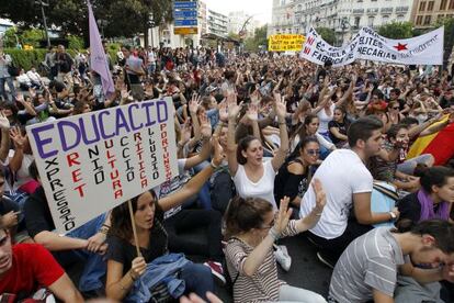 Cientos de estudiantes se han concentrado ante las puertas del TSJ valenciano, donde prestaba declaración Rafael Blasco.