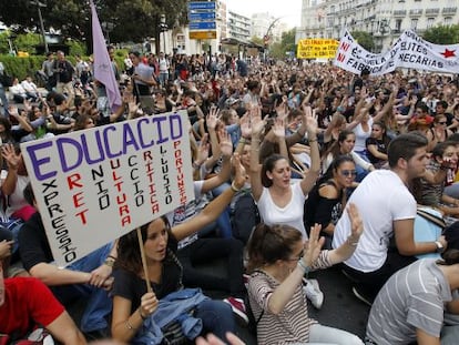 Cientos de estudiantes se han concentrado ante las puertas del TSJ valenciano, donde prestaba declaración Rafael Blasco.