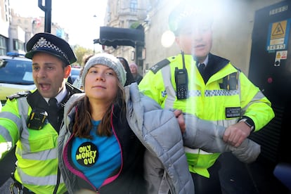 Agentes de la policía arrestan este martes en Londres a la activista Greta Thunberg