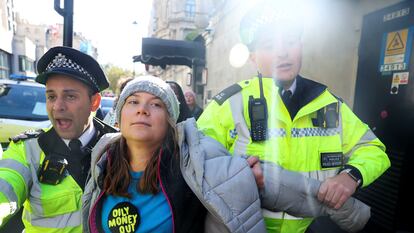 Agentes de la policía arrestan este martes en Londres a la activista Greta Thunberg