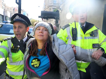 Agentes de la policía arrestan este martes en Londres a la activista Greta Thunberg