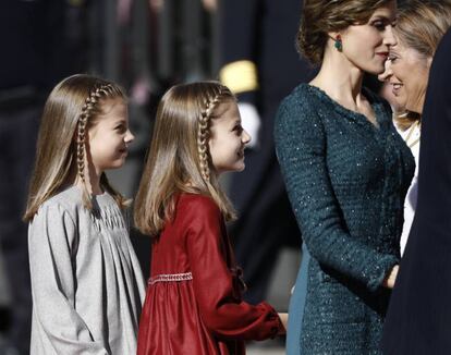 La princesa Leonor, seguida de su hermana pequeña saluda a la presidenta de la Cámara Baja, Ana Pastor, junto a la infanta Sofía.