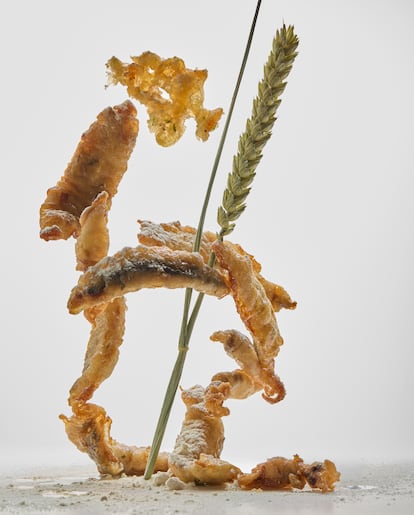 Boquerones y trigo. José Calleja utiliza únicamente harina de trigo, sin mezclas ni levaduras, para asegurar que la fritura respete la textura original del boquerón y no absorba aceite innecesario.