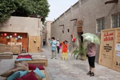 Turistas japoneses en las laberínticas calles de Bastakia, en barrio histórico de Dubái.