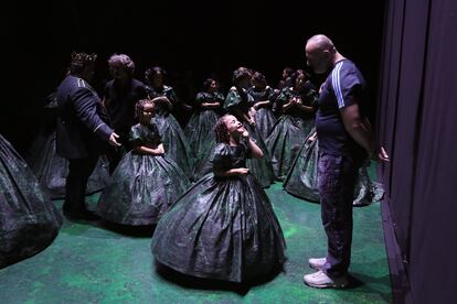 Últimos preparativos antes de que se suba el telón y el público pueda disfrutar de ‘Nabucco’. Hacía 151 años que esta ópera de Verdi no se representaba en el Teatro Real.