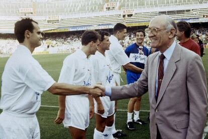 Arturo Tuzón (a la derecha) estrecha la mano del jugador del Valencia Fernando Gómez, en la temporada 1992-1993.