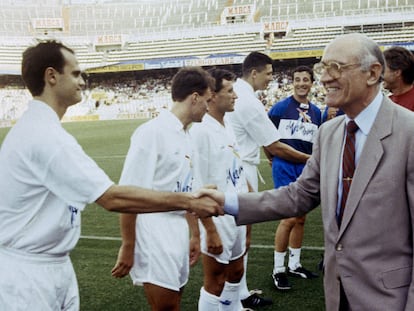 Arturo Tuzón (a la derecha) estrecha la mano del jugador del Valencia Fernando Gómez, en la temporada 1992-1993.