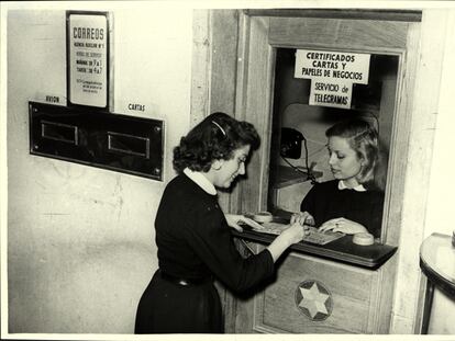 Imagen de una Oficina Postal y Telegráfica en unos grandes almacenes de Madrid en 1960.