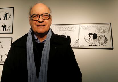 Quino, delante de varias viñetas de Mafalda, en el Museo del Humor, en Buenos Aires, en 2014.