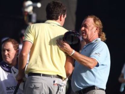 Miguel Ángel Jiménez estrecha la mano de Keegan Bradley al vencerle en el decimoséptimo hoyo en la segunda ronda del 'Match Play'.