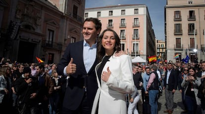 La líder de Ciudadanos en Cataluña, Inés Arrimadas, junto al presidente de Ciudadanos, Albert Rivera, este sábado en la madrileña plaza de la Villa.