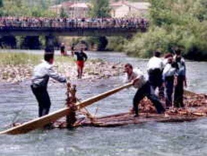 Sin nº// Lleida 2.7.00// enviada por e.mail// Raiers en rio Noguera Pallaresa /Pobla Segur/ foto Hermínia Sirvent//