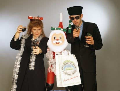 Kirsty MacColl and Shane MacGowan pose with festive props in 1987, the year they released the song ‘Fairytale of New York.’