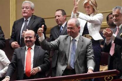 Manuel Chaves, entre Gaspar Zarrías (izquierda) y José Antonio Griñán, celebra la admisión a trámite del Estatuto. Detrás, Rafael Escuredo, Juan Cano y María José López.