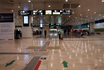 Vista de la estación de Sants casi vacía en Barcelona el sábado con las nuevas medidas aprobadas por el 'Govern' de la Generalitat.