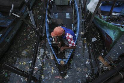 Cada mañana, los pescadores comprueban la calidad del agua antes de decidir dónde ir a pescar.