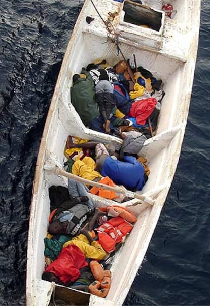 Los cuerpos de ocho inmigrantes yacen en un <i>cayuco</i> frente a la costa mauritana. El capitán de un buque de Cabo Verde captó la imagen el 10 de marzo y alertó a los guardacostas de su país, que nunca encontraron la barca.