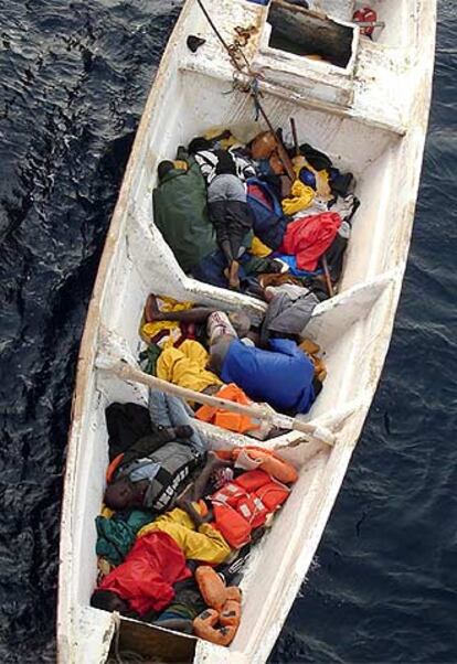 Los cuerpos de ocho inmigrantes yacen en un <i>cayuco</i> frente a la costa mauritana. El capitán de un buque de Cabo Verde captó la imagen el 10 de marzo y alertó a los guardacostas de su país, que nunca encontraron la barca.
