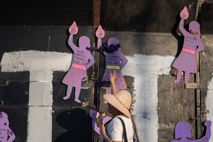 Los integrantes de los contingentes colocaron las siluetas en las vallas frente a Palacio Nacional. 

